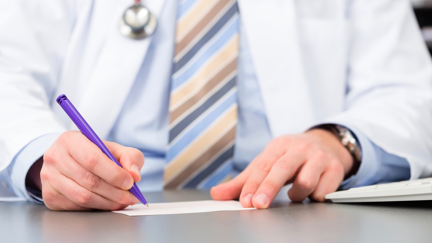 Arzt unterschreibt ein Attest