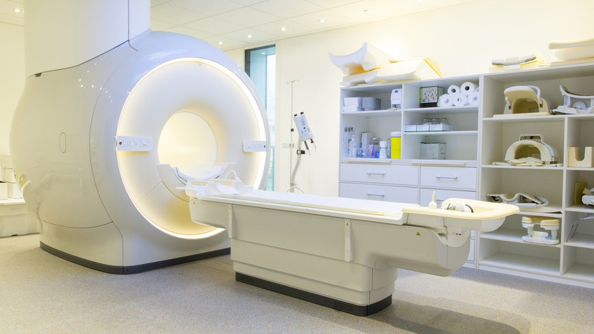 Großer Behandlungsraum mit MRT Gerät