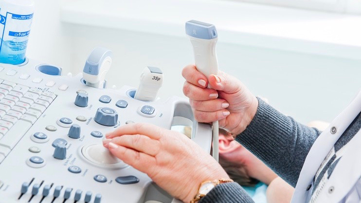 Ärztin stellt Gerät zur Mammasonographie ein